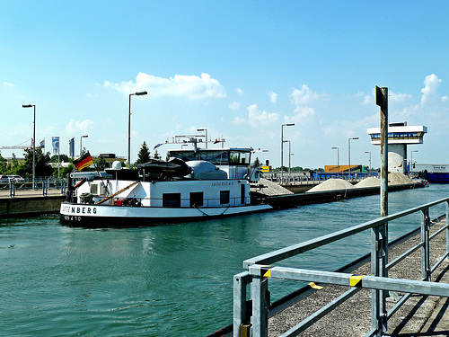 Frachtschiff GUTTENBERG in der Schleuse auf Oberwasser