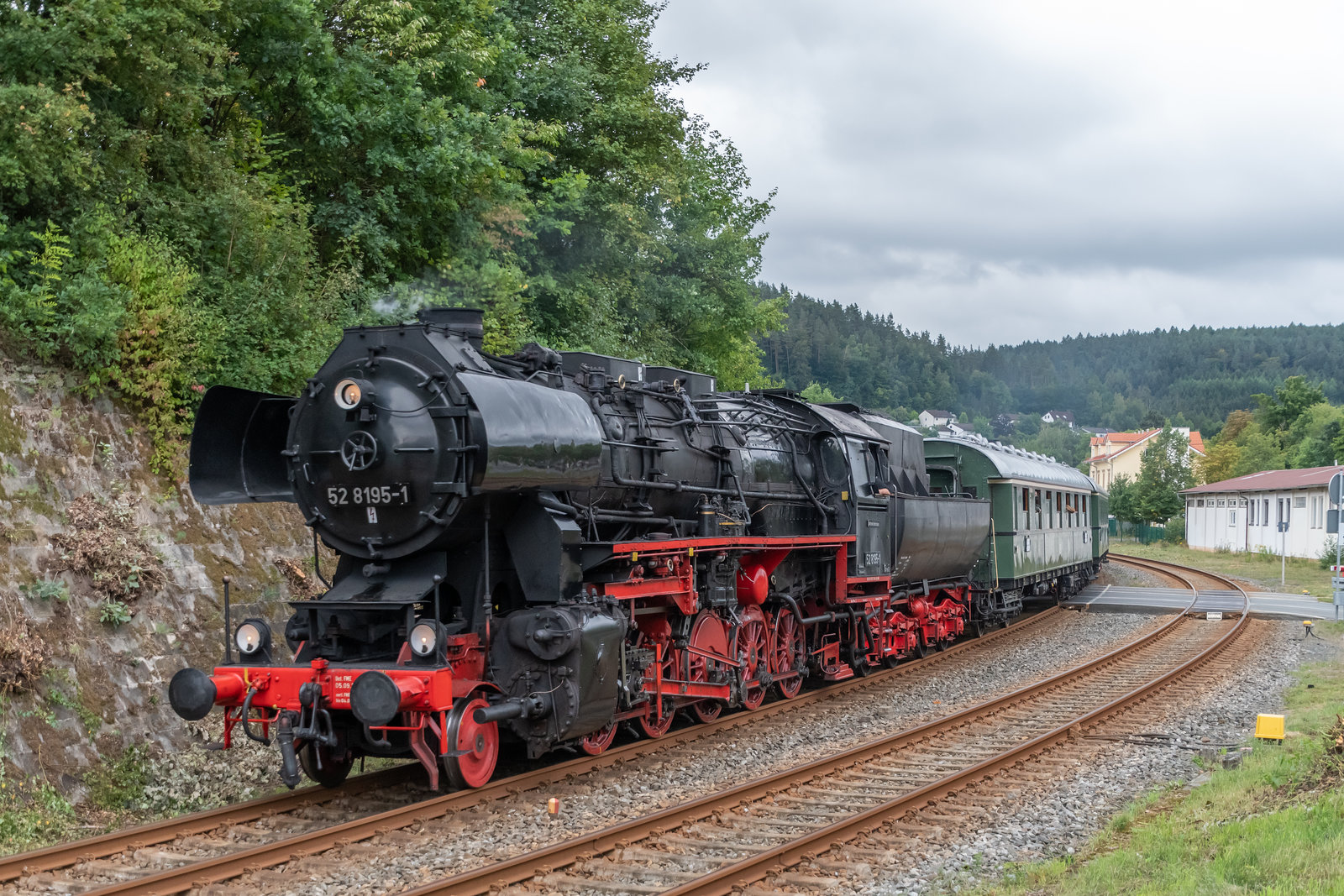 52 8195-1 bei der Durchfahrt in Trebgast