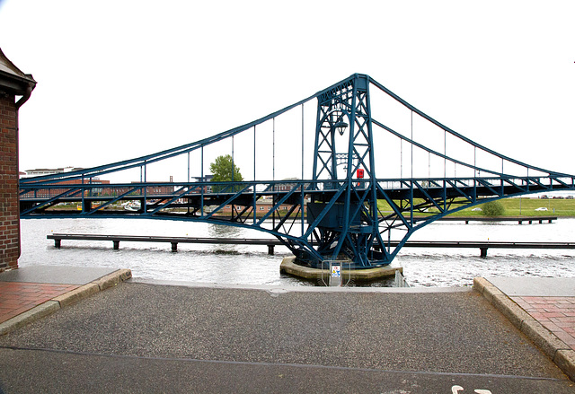 Kaiser-Wilhelm-Brücke dreht....