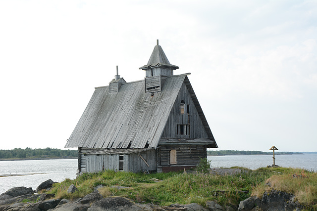 Заброшенная Никольская часовня на берегу Белого моря