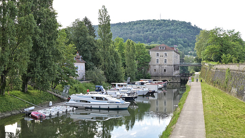 BESANCON: le moulin Saint Paul, le port fluvial depuis le pont de le république.