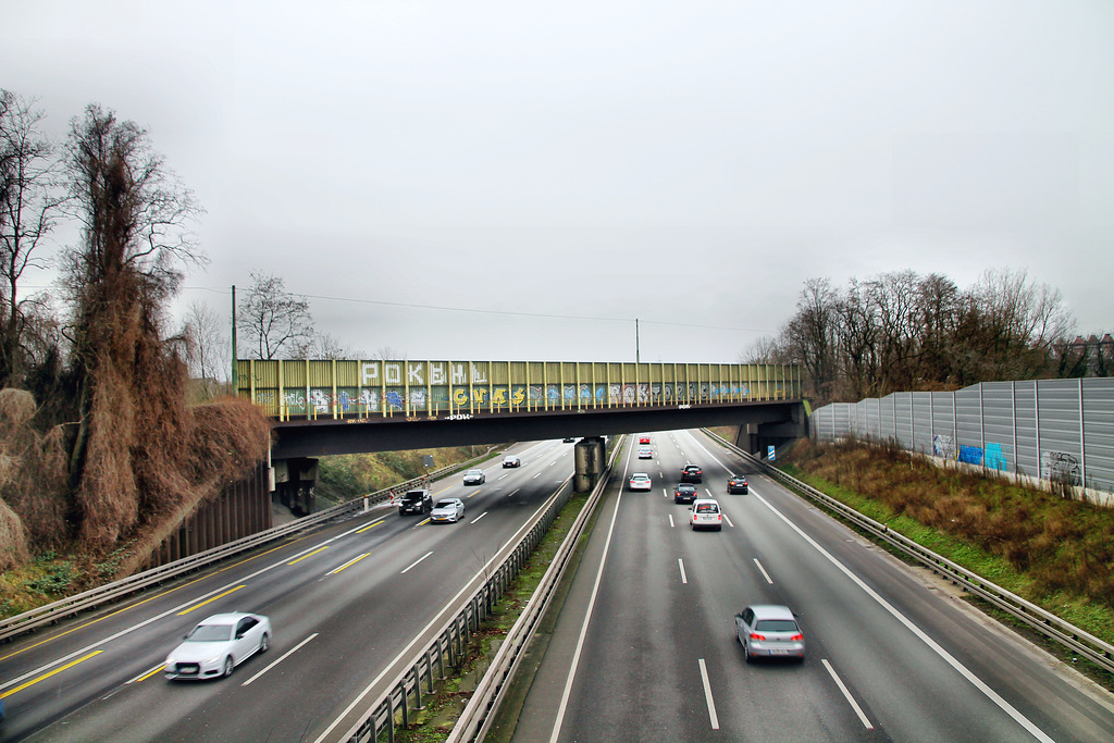 Autobahn A42 mit Werksbahnbrücke von ThyssenKrupp Steel (Duisburg-Bruckhausen) / 8.01.2022