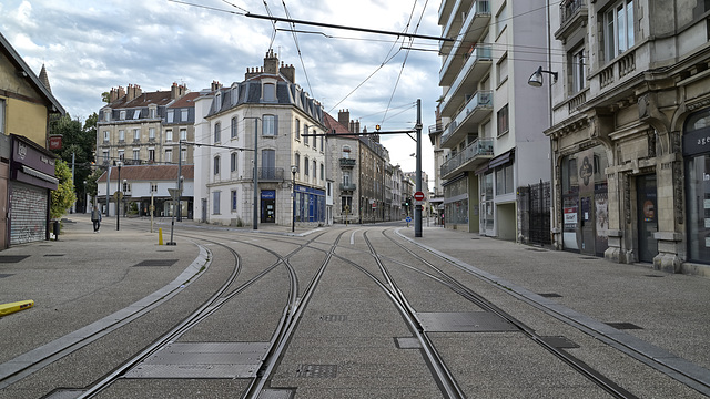 BESANCON: Croisement du tram entre l'avenue Carnot et l'avenue fontaine argent à droite.