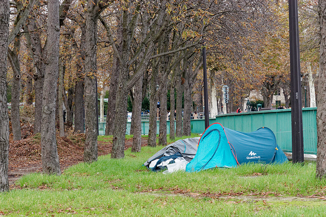 Dormir sous les ponts ? Non. Dormir à 30 mètres de la place de la Concorde ? Oui.