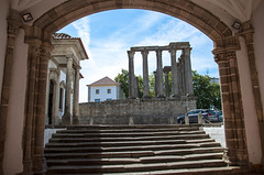 Le temple romain vu du porche de l'église Saint-Jean.