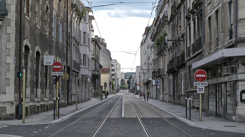 BESANCON: Avenue fontaine argent, la voie du tram.02