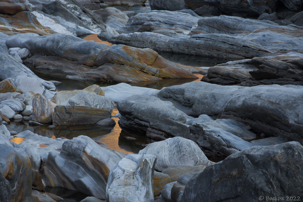 Felsformationen in der Verzasca bei Lavertezzo (© Buelipix)