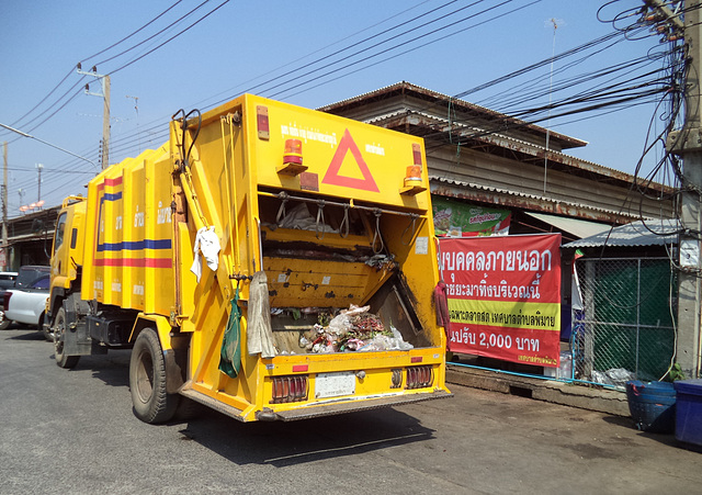 Le triangle à déchet / Trash triangle on wheels