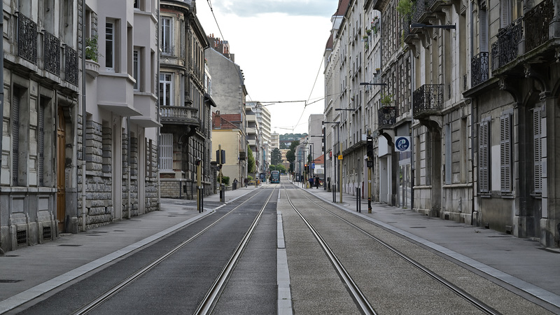 BESANCON: Avenue fontaine argent, la voie du tram.03