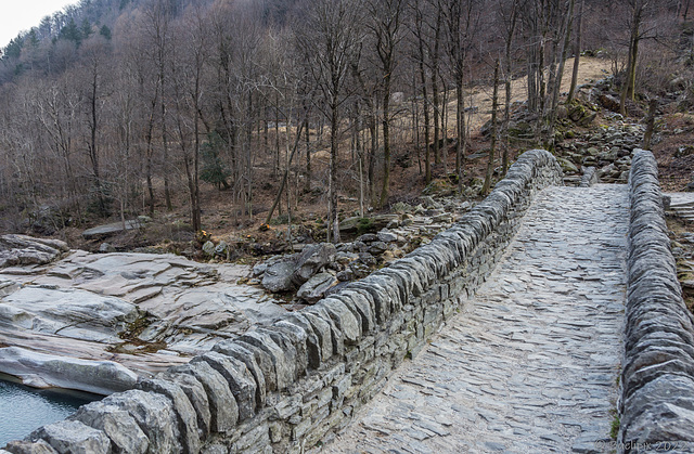 auf der Ponte dei Salti bei Lavertezzo (© Buelipix)