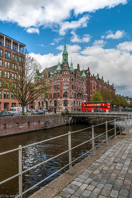 In Hamburg's Warehouse District - In der Speicherstadt (045°)