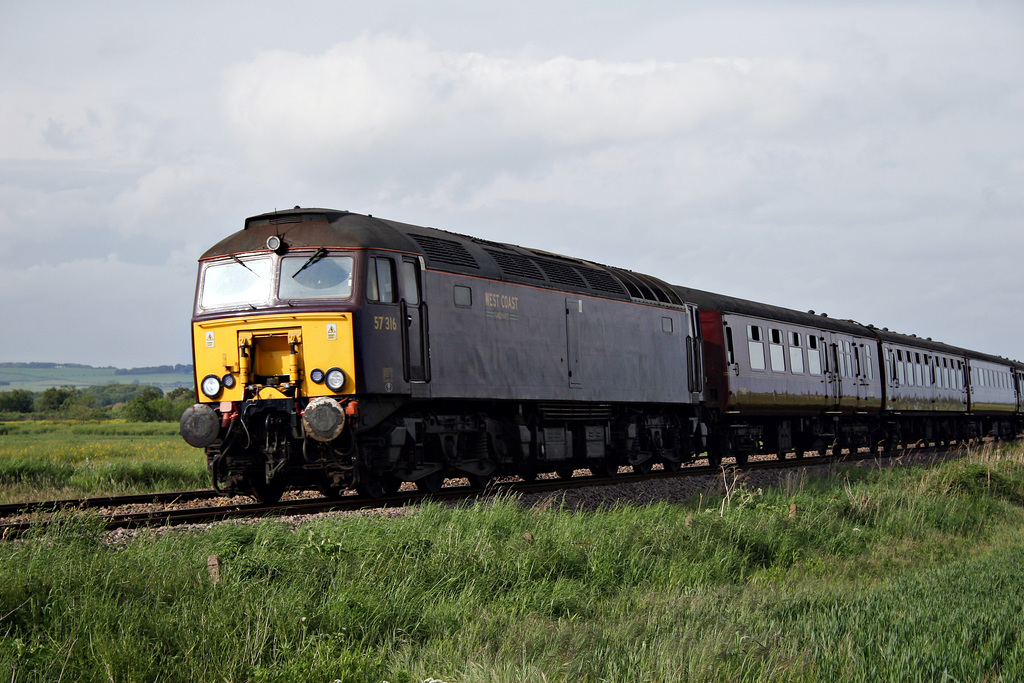 WCRC class 57 57316 with 1Z12 17.12 Scarborough - Dumfries at Willerby Carr crossing 30th May 2019