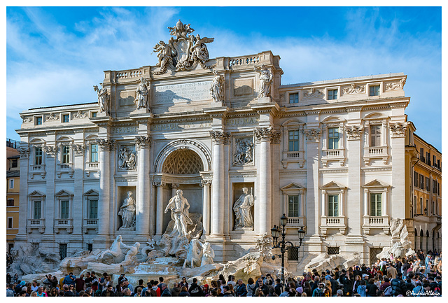 Fontana di Trevi - Unforgettably crowdy