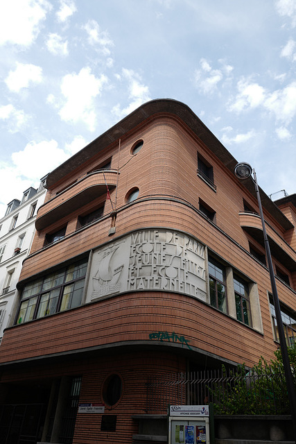 frontispice 'Ecole Maternelle Ville de Paris' manière art déco avec logo