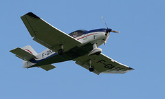 Robin DR 400 atterrissant sur l'aérodrome de Bergerac (24)