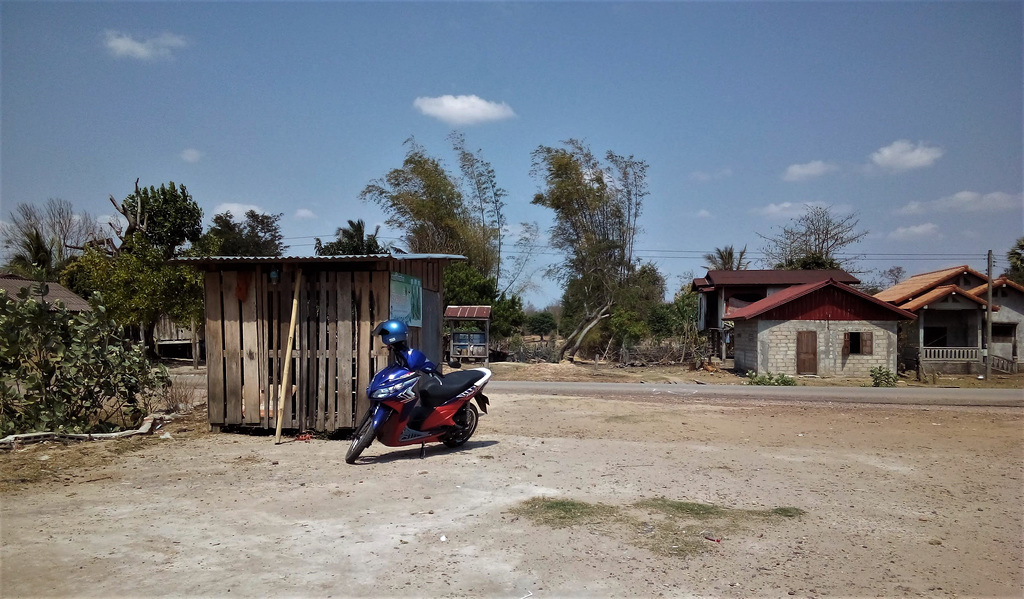 Notre moto stationnée (Laos)