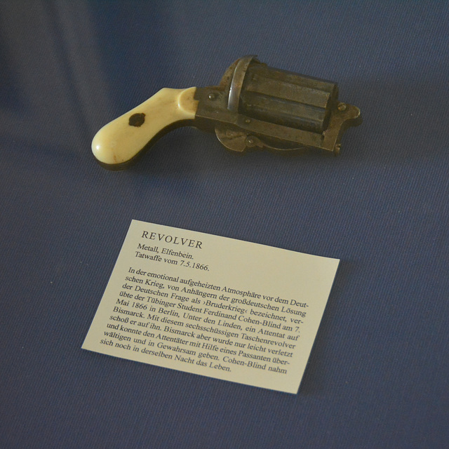 Friedrichsruh 2015 – Bismarck-Museum – Revolver with which Bismarck was shot