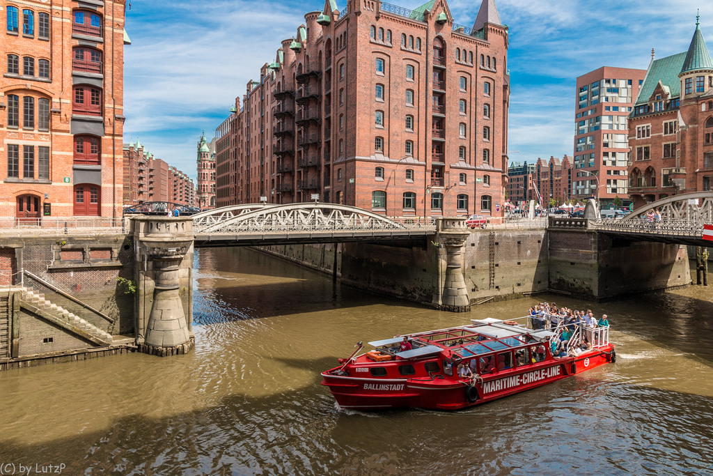 Canal Cruise in Hamburg's Warehouse District- Fleetfahrt in der Speicherstadt (090°)