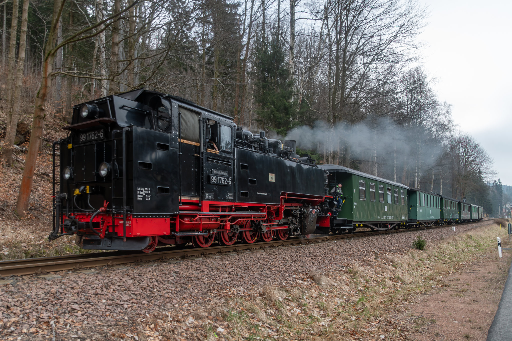 Personenzug der SDG fährt von Kipsdorf weg ...