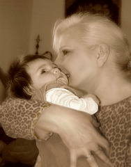 Câlins avec Emma petite fille de Sylvie (3 mois) en  2011