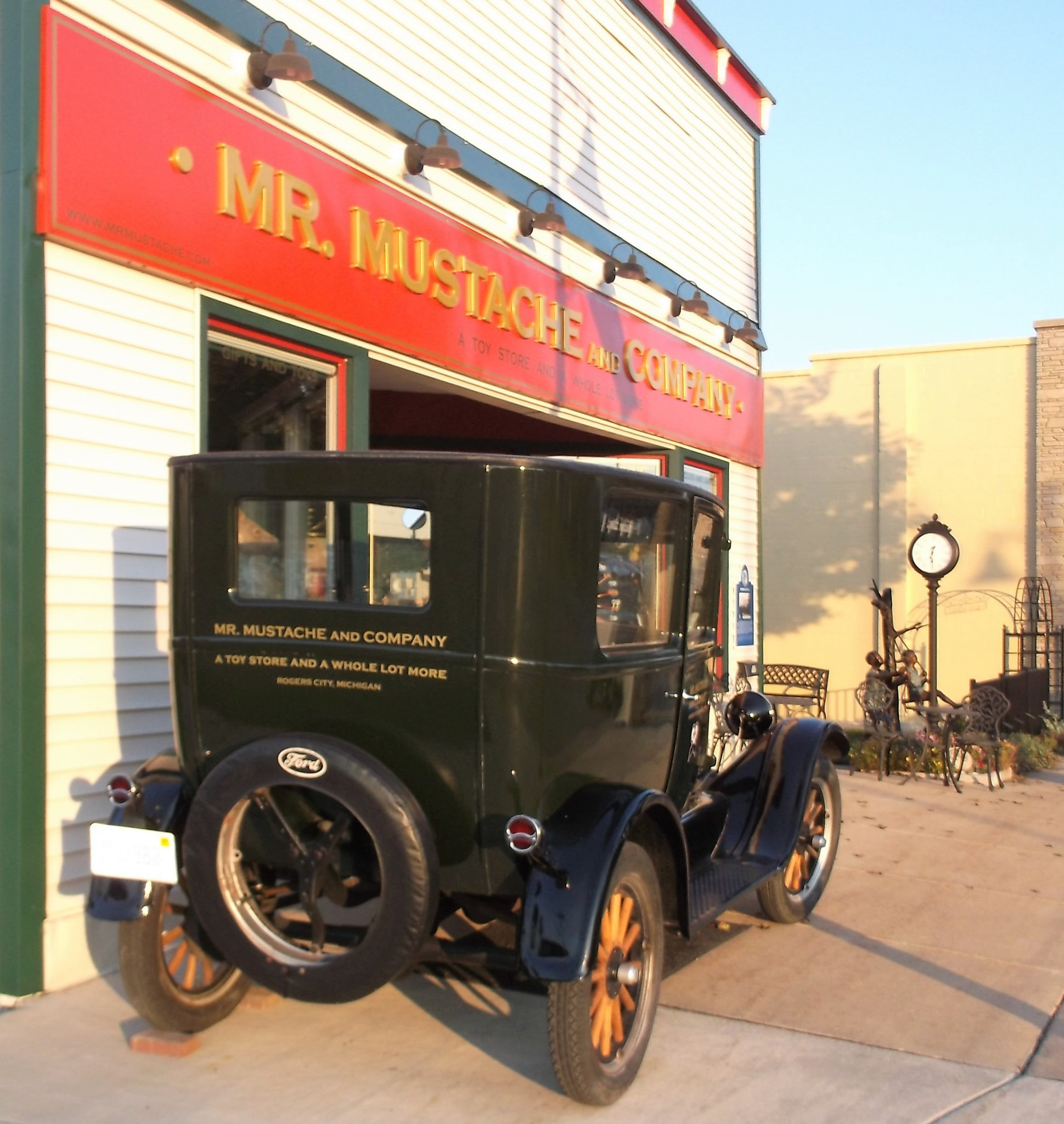 La voiture de Monsieur Moustache