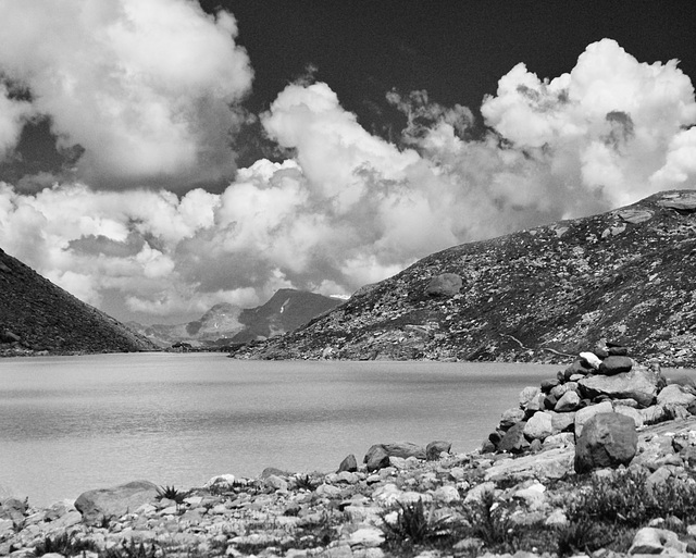 un lac, des cailloux, des nuages...