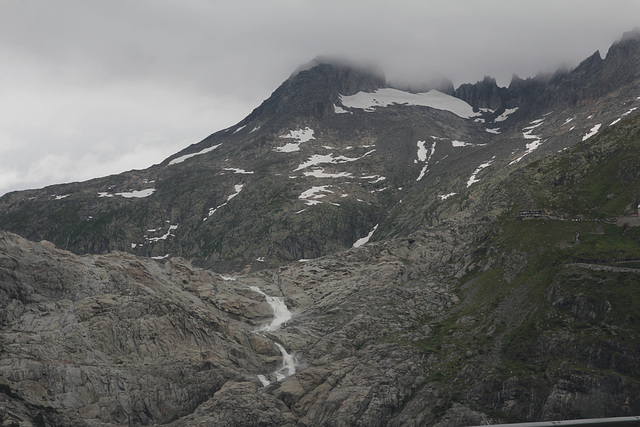 Hier fließt die Rhône aus dem Gletscher