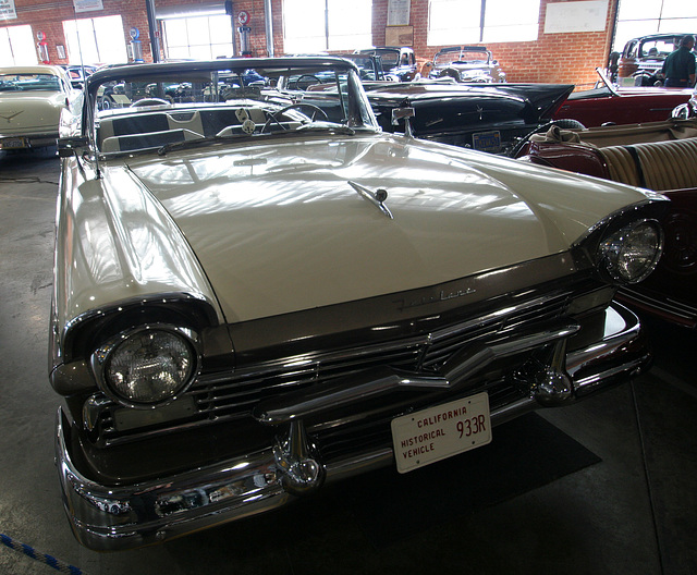 1957 Ford Fairlane 500 Skyliner (5054)