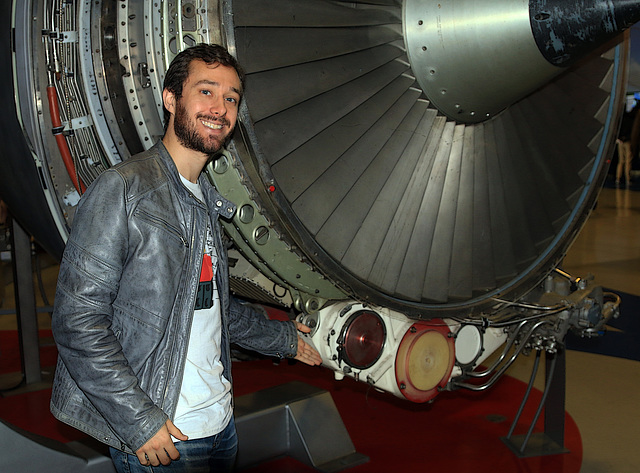 Journées du patrimoine 2017 - au Musée Aéronautique et Spatial Safran - Notre fiston me montre une pièce de réacteur sur laquelle il a participé activement à son développement .