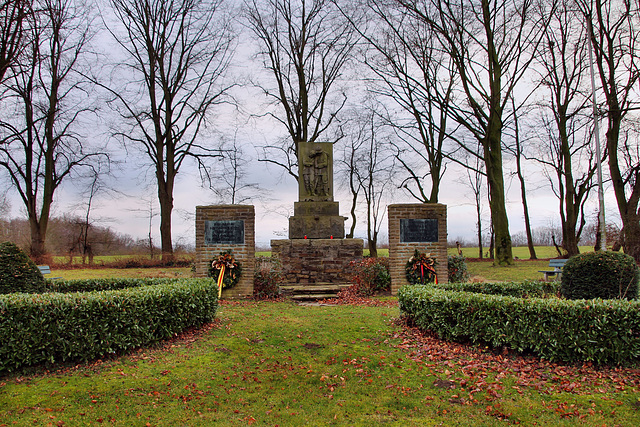 Kriegerdenkmal an der Unnaer Straße (Holzwickede-Hengsen) / 25.12.2020