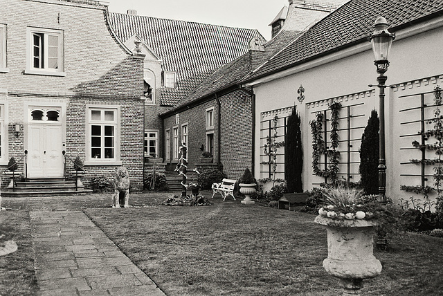 Weiße Bank auf feudalem Anwesen - HBM