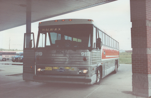 Acadian Lines 919 at Sydney (Nova Scotia) - 8 Sep 1992 (Ref 176-06)