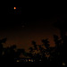 Lune en haut à gauche, Mars plus petit en dessous à l'oblique et les lumières de Sélestat tout en bas, 23:06:48