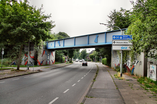 Dinslaker Straße mit Brücke der ehem. HOAG-Bahn (Duisburg-Wehofen) / 16.07.2017