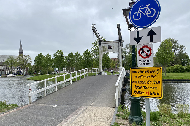 Huigbrug with corona sign