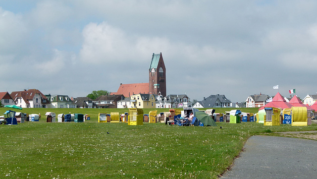 St. Petri-Kirche mit Uhren an der Mauerecke