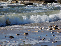 la mer ronronne doucement