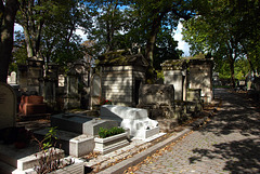 Le cimetière du Père-Lachaise avec ses allées bordées de verdure