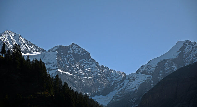 Blick zu den Schneebedeckten Alpengipfeln in Kandersteg