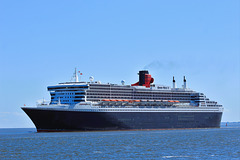 QM 2 passiert Cuxhaven