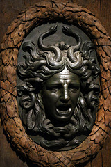 En 1652 , après la destruction de la porte de l'hôtel de ville , la nouvelle porte est ornée de têtes de Méduse en bronze .