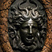 En 1652 , après la destruction de la porte de l'hôtel de ville , la nouvelle porte est ornée de têtes de Méduse en bronze .