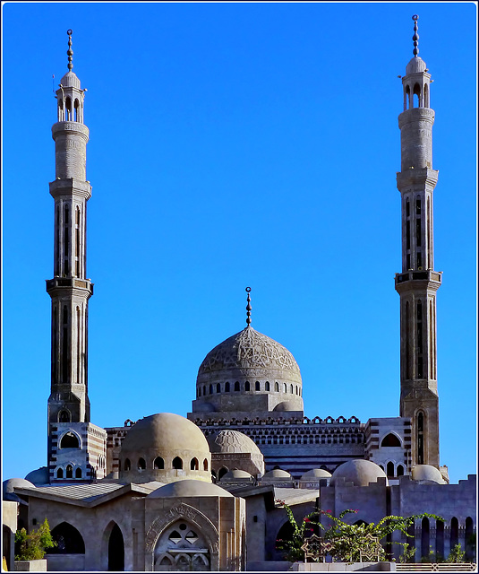 Sharm el Sheikh : in questa immagine si vede la grandezza di questa moskea : le cupole e i minareti  - Salam Mosque