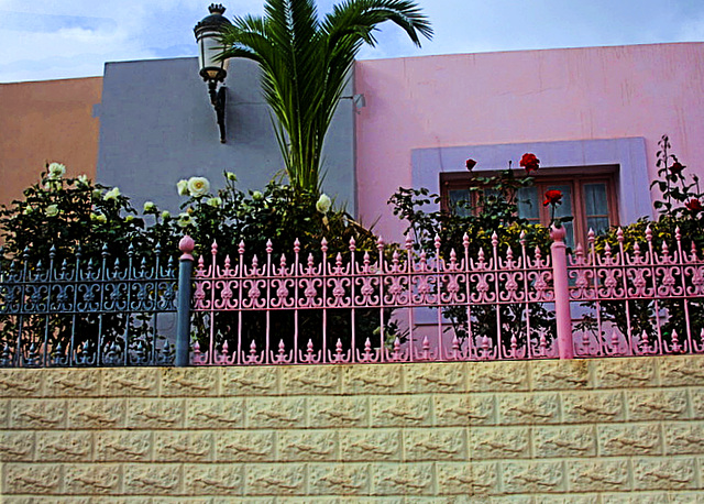 Crèche avec sa clôture colorée.