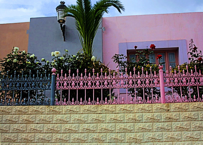 Crèche avec sa clôture colorée.
