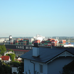 YM World passiert Blankenese