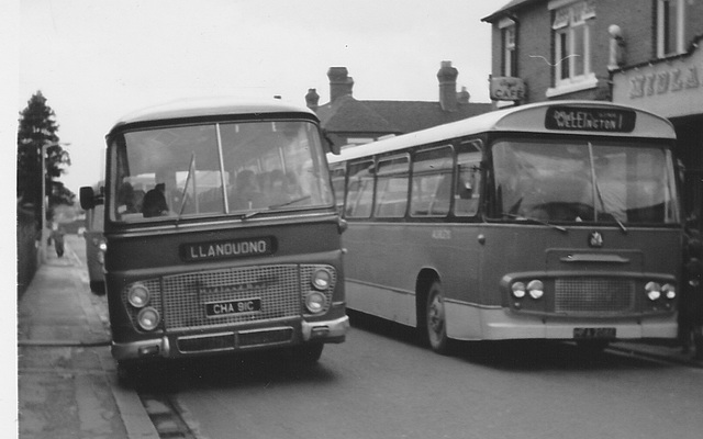 Midland Red 5791 (CHA 91C) and Ashley Coaches HFA 208E in Wellington (Telford) – May 1972