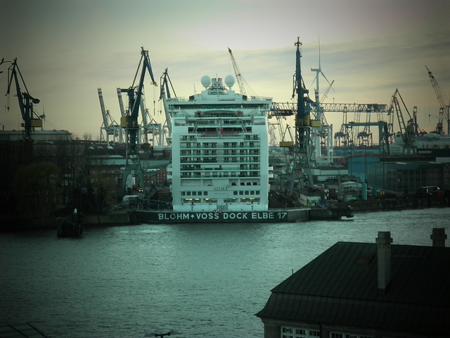 Hafenpanorama mit dem Kreuzfahrer AZURA im Dock