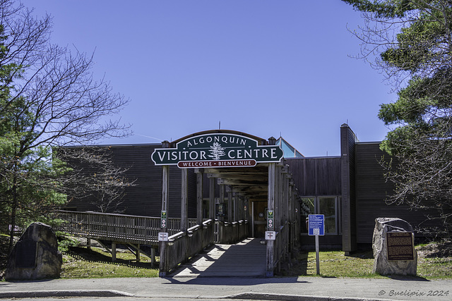 Algonquin Provincial Park Visitor Centre ... P.i.P. (© Buelipix)