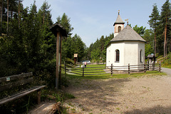 Kaserer Bild - kleine Kapelle im Steinegger Wald